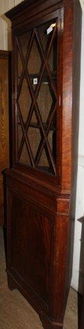 Standing mahogany corner cabinet(-)